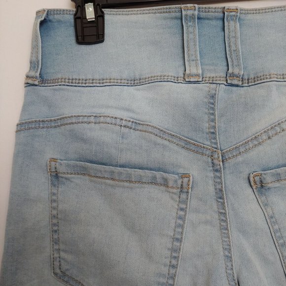 Ariya highrise 3 button light wash y2k jean shorts SIze 7 - Picture 8 of 10
